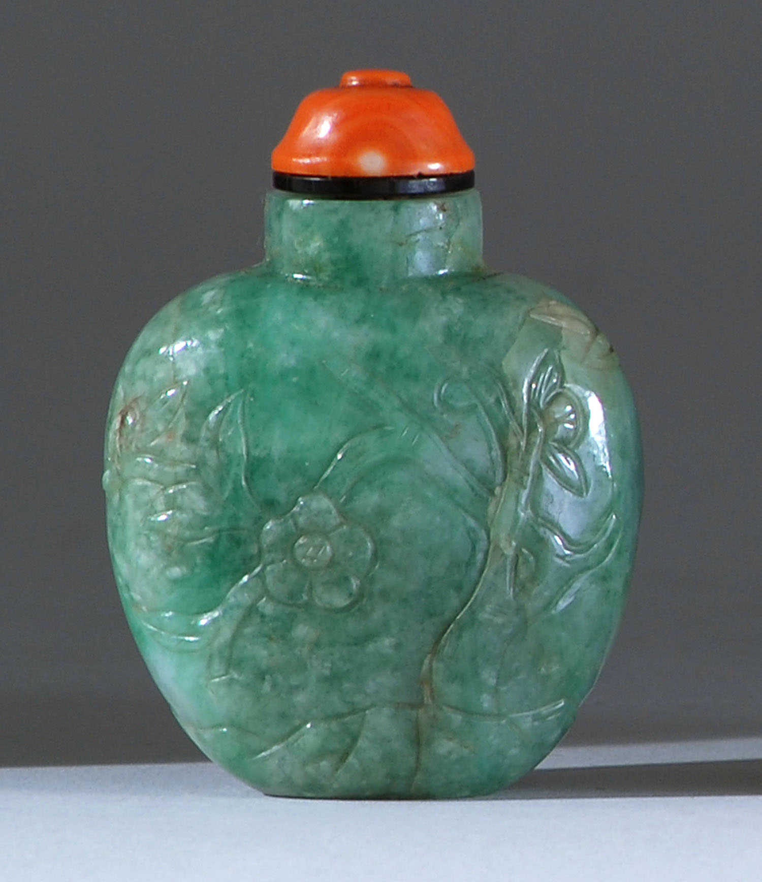 Appraisal: GREEN JADE SNUFF BOTTLE Late th CenturyIn spade shape with