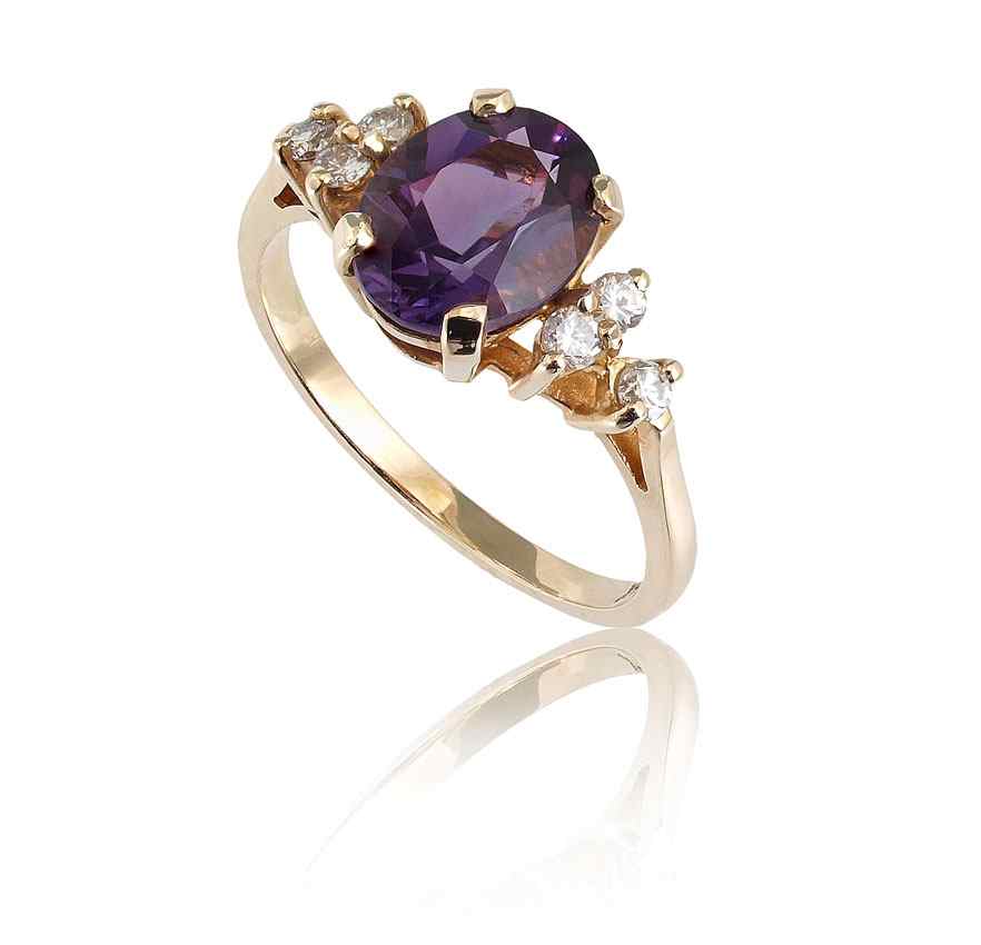 Appraisal: GOLD AMETHYST DIAMOND RING K yellow gold ring centering an