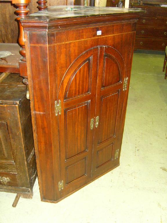 Appraisal: A good quality Georgian mahogany free standing corner cupboard enclosed