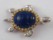 Appraisal: A yellow metal tests carat gold diamond and carved lapis