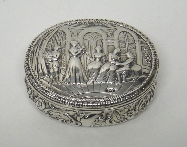 Appraisal: A Victorian silver oval hinge lidded trinket box the cover