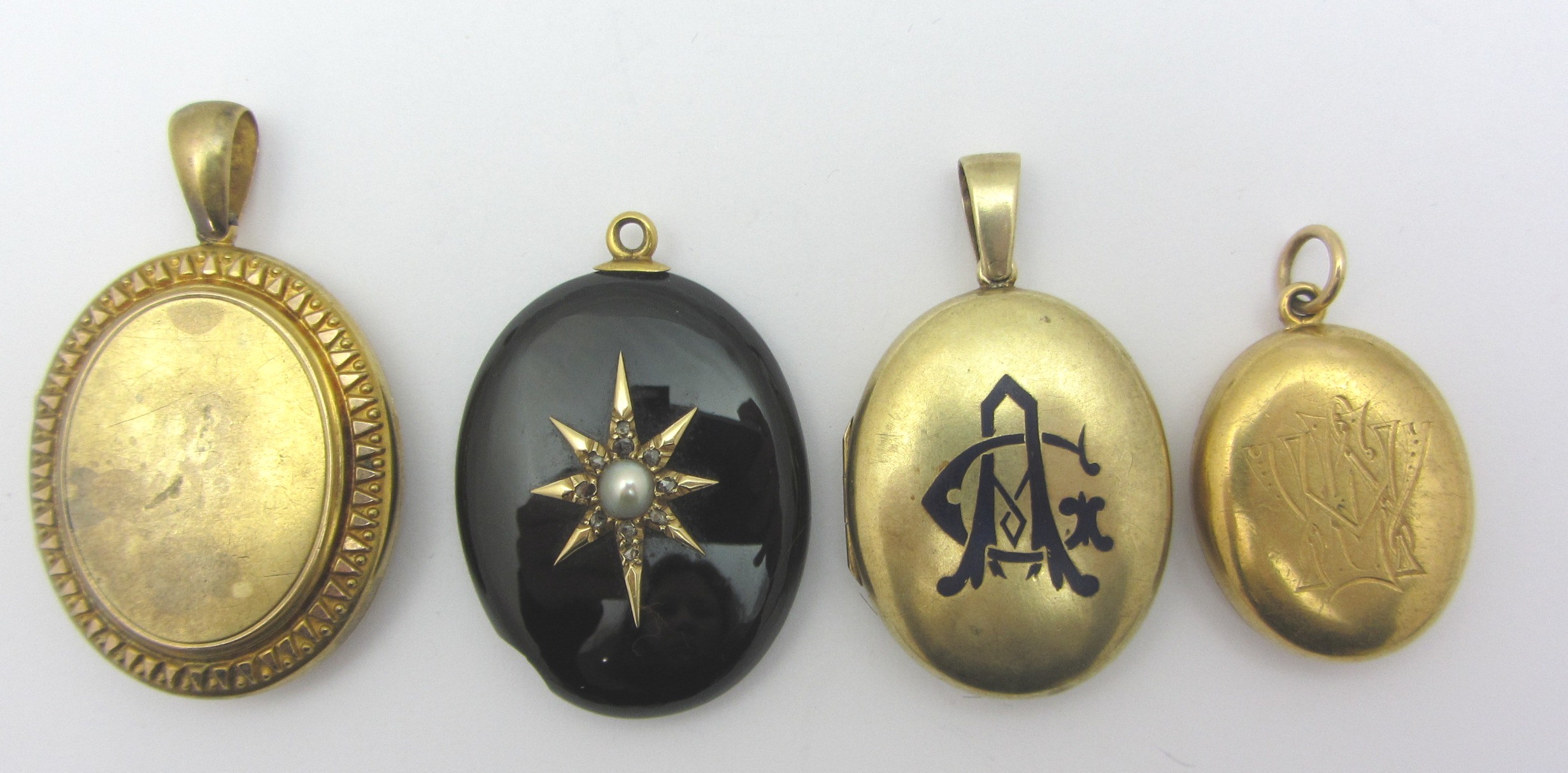 Appraisal: An oval pendant locket the front with a very dark