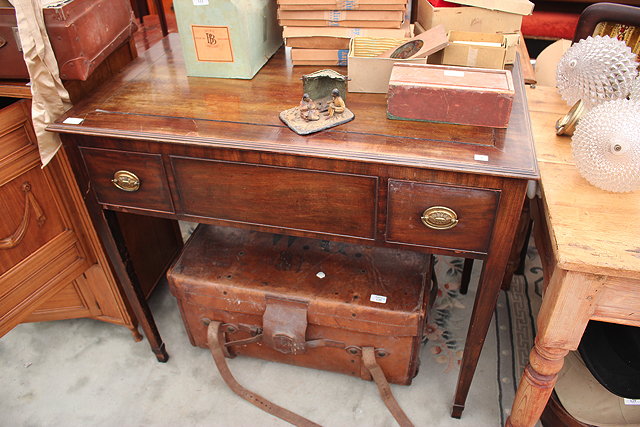 Appraisal: A GEORGIAN STYLE MAHOGANY WASH STAND with lifting lid opening