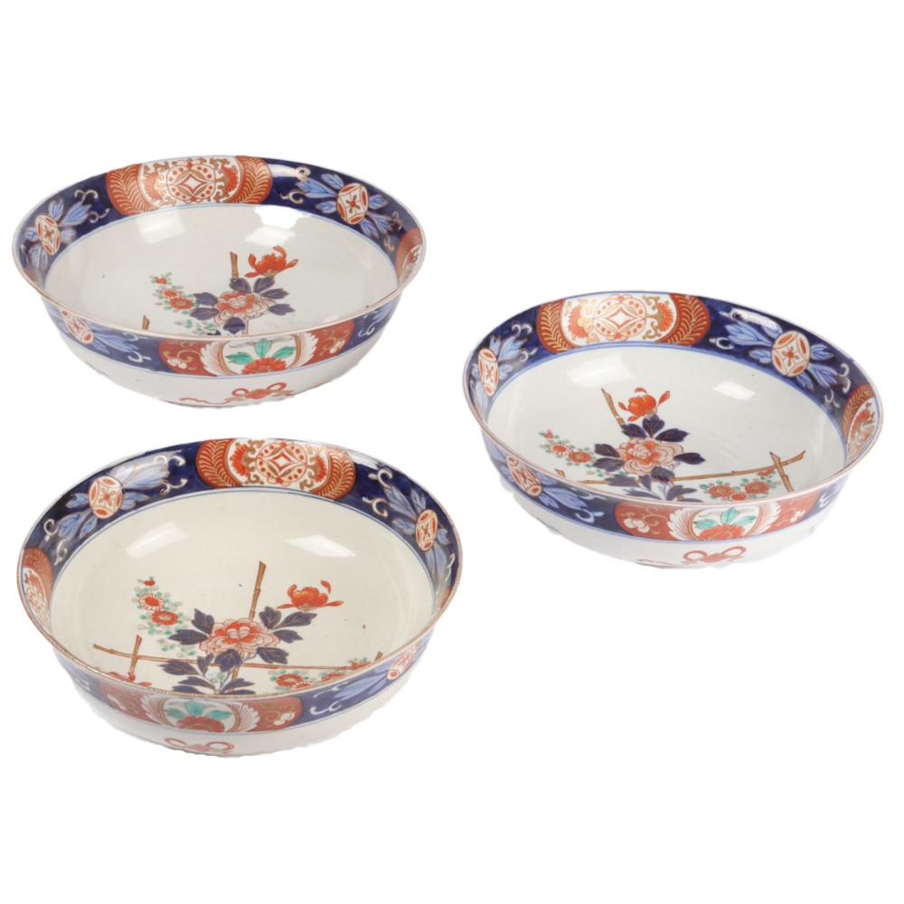 Appraisal: MATCHED SET OF THREE JAPANESE IMARI NESTING PORCELAIN SERVING BOWLS