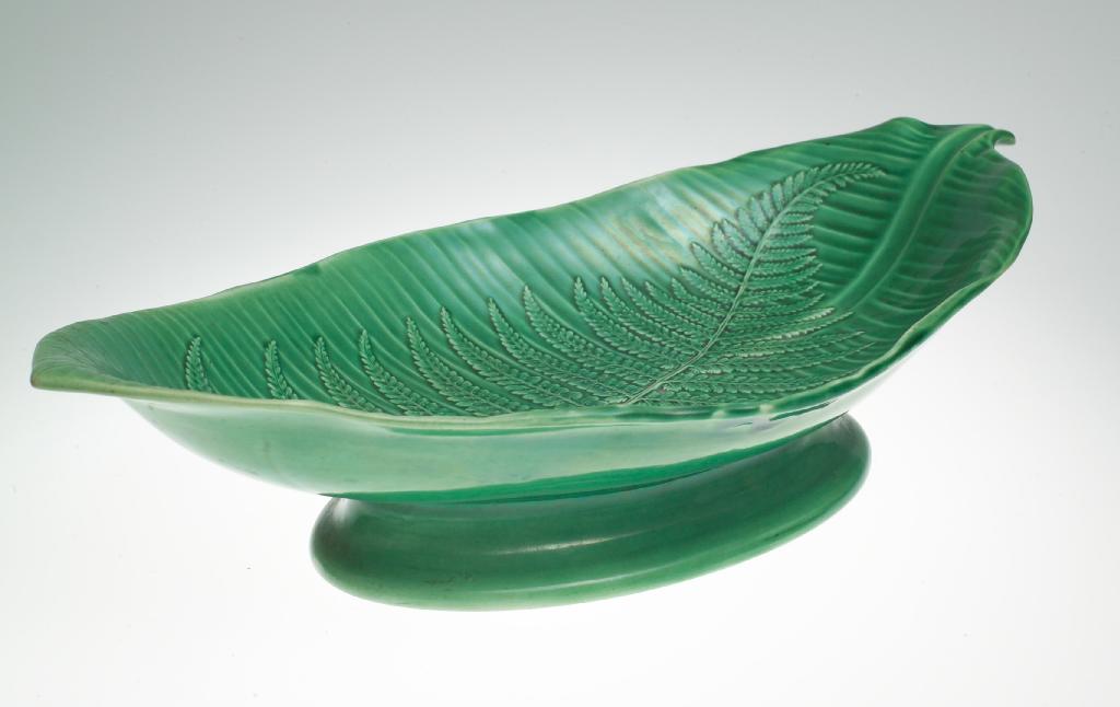 Appraisal: WEDGWOOD GREEN-GLAZED FERN DISH th CENTURY moulded with a fern