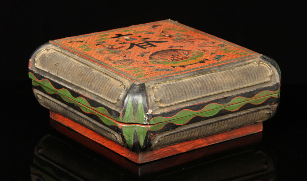 Appraisal: - Chinese Antique Lacquer Box Chinese antique lacquer box with