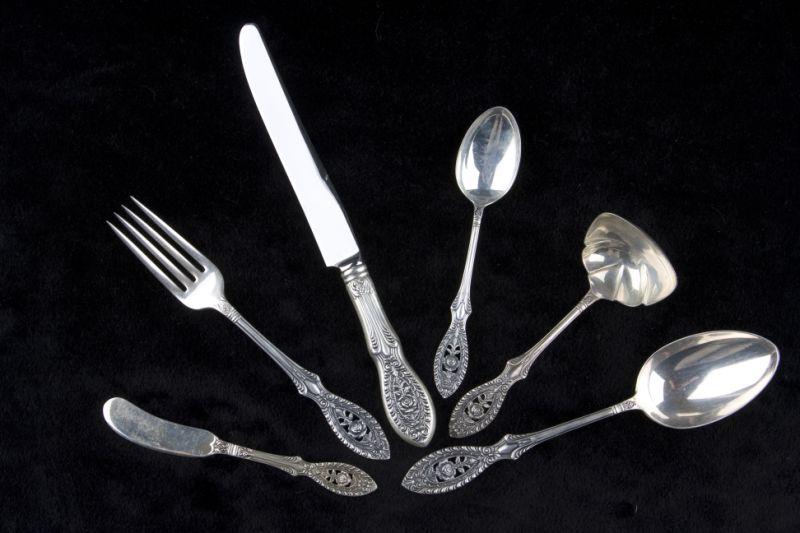 Appraisal: Manchester Sterling Silver Valenciennes Service pieces including knives forks teaspoons