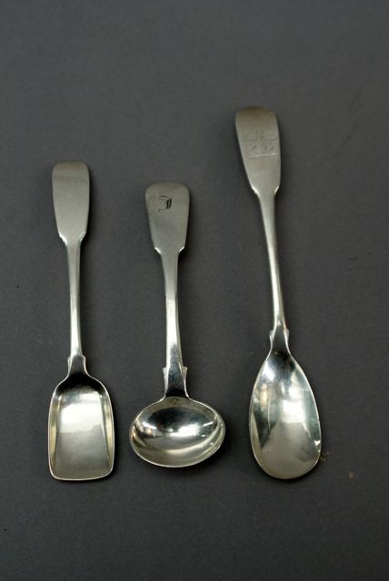 Appraisal: An unusual shovel shaped sterling silver salt spoon makers mark