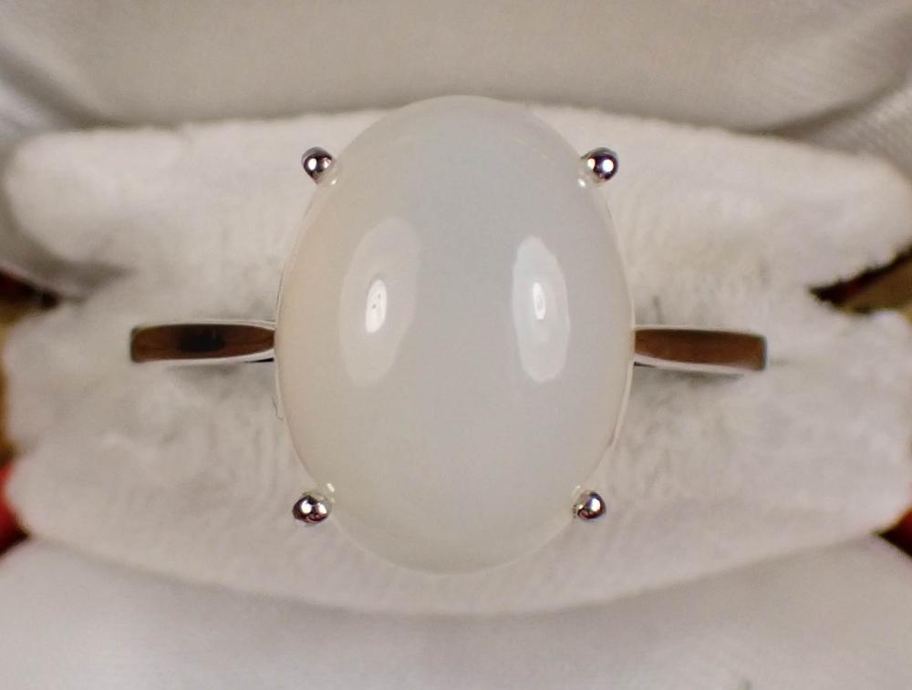 Appraisal: CAT'S EYE MOONSTONE AND WHITE GOLD SOLITAIRE RING The k