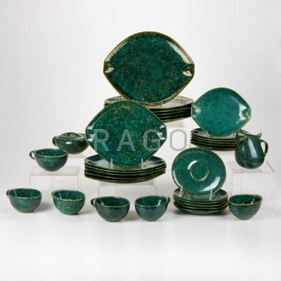 Appraisal: ROSEVILLE Raymor thirty-two-piece Frogskin dinnerware set six dinner plates six