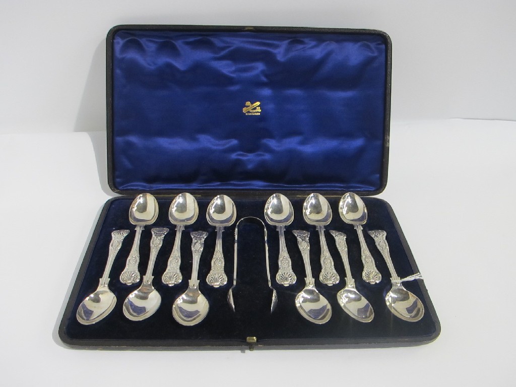 Appraisal: A cased set of twelve silver spoons with tongs Sheffield