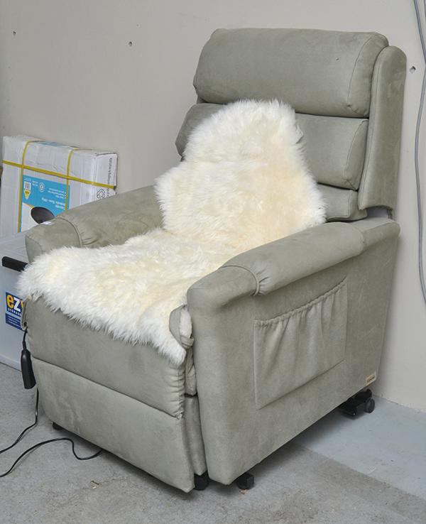 Appraisal: A MODERN RECLINER CHAIR