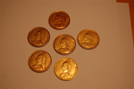 Appraisal: A group of six shield back half sovereigns all dated