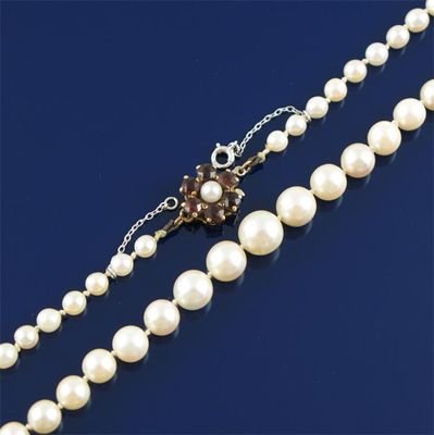 Appraisal: A single row graduated cultured pearl necklace With garnet and