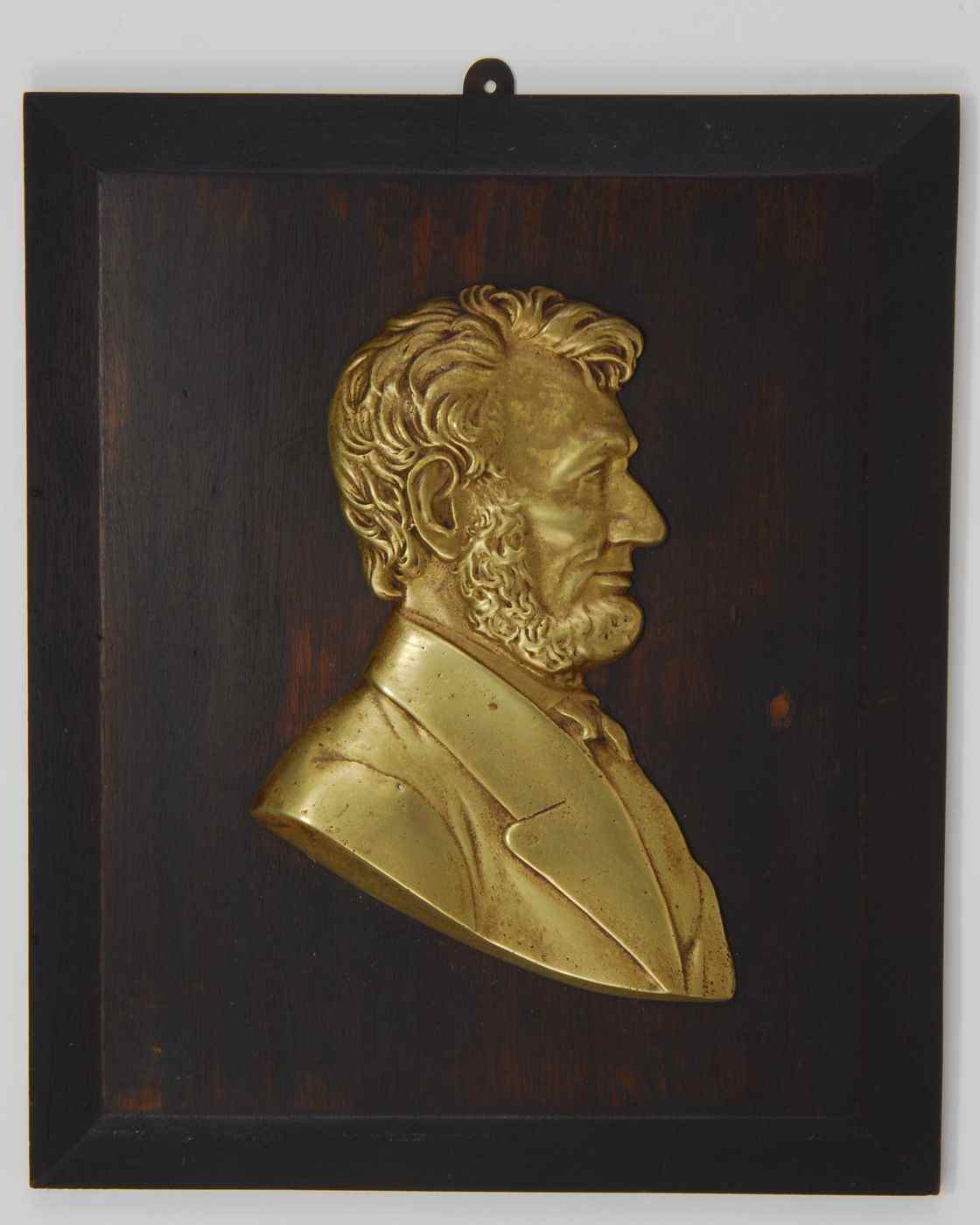 Appraisal: BRONZE BUST PLAQUE OF LINCOLN th CenturyMounted on an oak