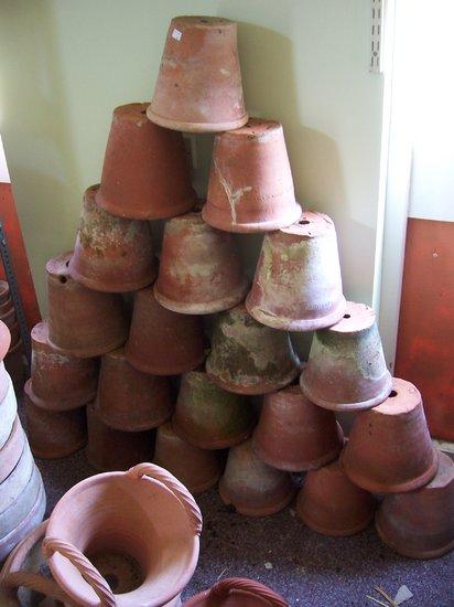 Appraisal: Twenty-one terracotta flowerpots cm high