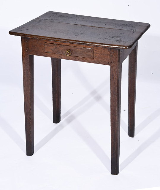 Appraisal: AN ANTIQUE OAK SMALL SIDE TABLE fitted one drawer cm