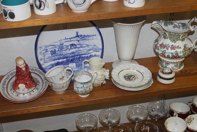 Appraisal: A SMALL COLLECTION OF MISCELLANEOUS CERAMICS including a Royal Doulton