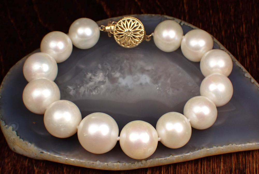 Appraisal: SOUTH SEA PEARL AND FOURTEEN KARAT GOLD BRACELET - hand-knotted