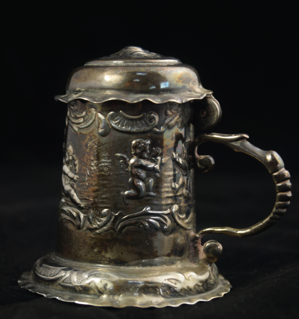 Appraisal: A Continental silver mustard pot with a hinged lid embossed