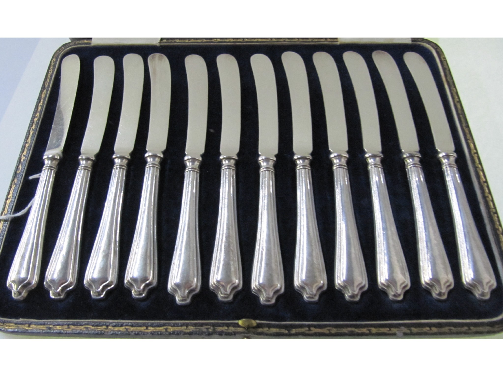 Appraisal: A cased set of silver handled butter knives Sheffield marks