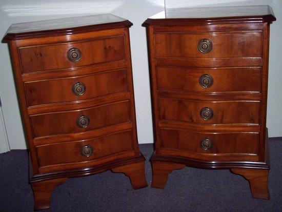 Appraisal: A pair of walnut veneered serpentine front chests each fitted