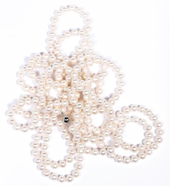 Appraisal: PEARL NECKLACE Clasp in silver Attractive sautoir of numerous freshwater