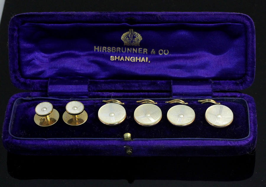 Appraisal: A gentleman's ct gold and mother-of-pearl dress set comprising four