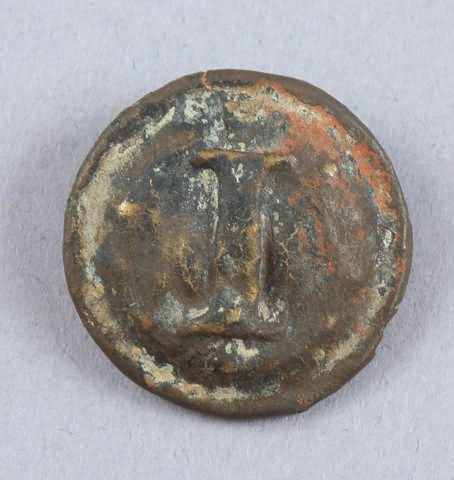 Appraisal: Confederate infantry coat button two piece Button presents Roman I