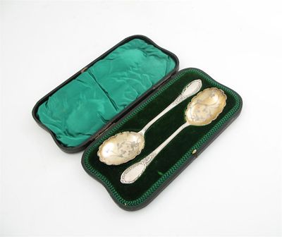 Appraisal: A pair of Edwardian silver fruit serving spoons by Richard