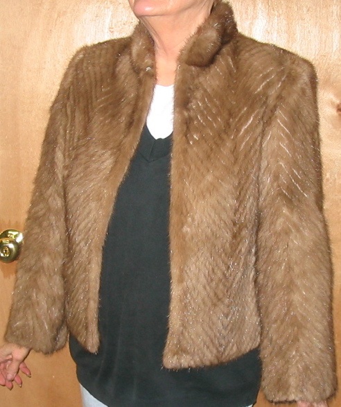 Appraisal: A LADY'S FUR JACKET with light brown mink collar and