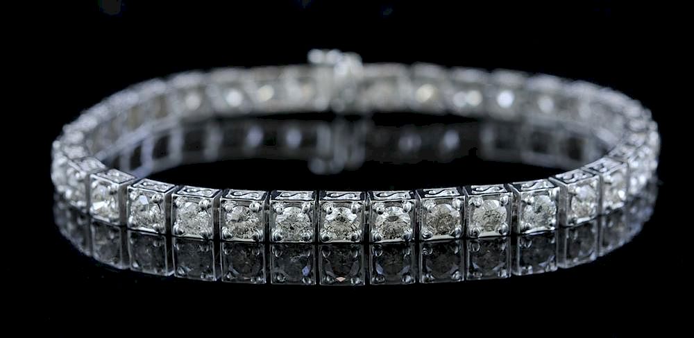 Appraisal: k white gold diamond straight line tennis bracelet k white