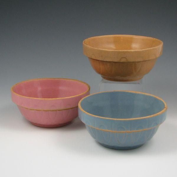 Appraisal: Three Watt Loops bowls in pink light blue and beige