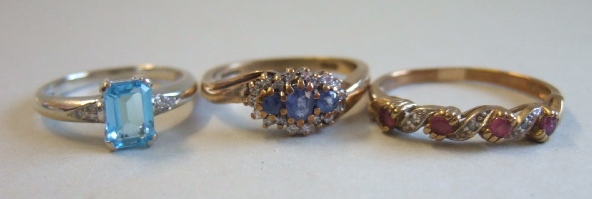 Appraisal: A ct gold sapphire and diamond set oval cluster ring