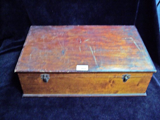 Appraisal: A mahogany box with hinged lid containing a variety of