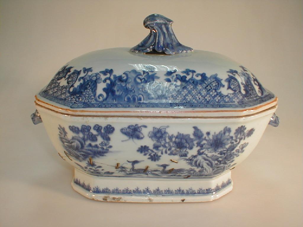 Appraisal: A Chinese export blue and white tureen and cover painted