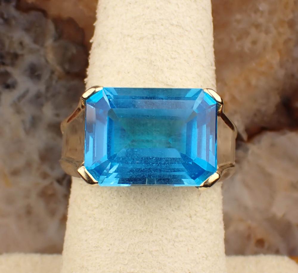 Appraisal: BLUE TOPAZ AND FOURTEEN KARAT GOLD RING The yellow gold