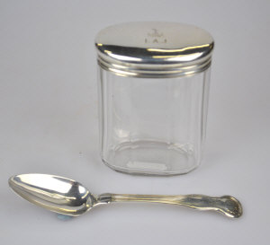 Appraisal: A George III Irish silver fiddle thread and shell teaspoon