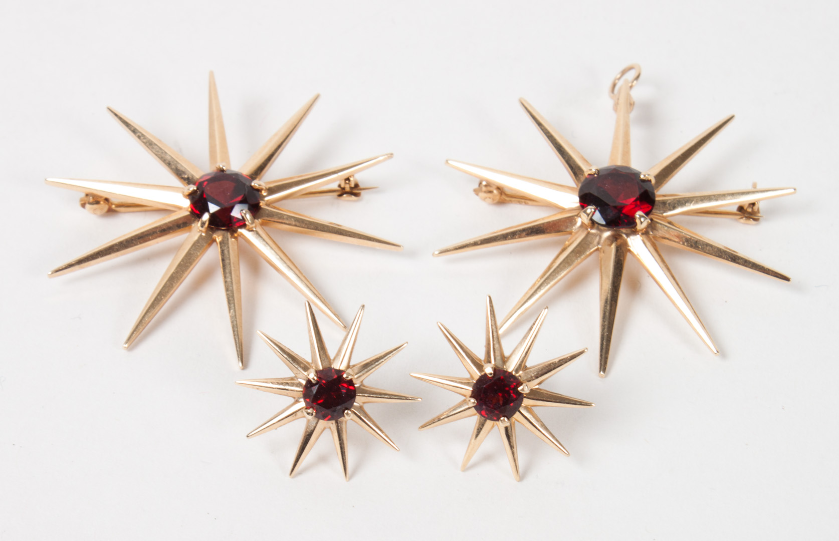 Appraisal: Lady's K gold garnet starburst parure including pendant brooch earrings