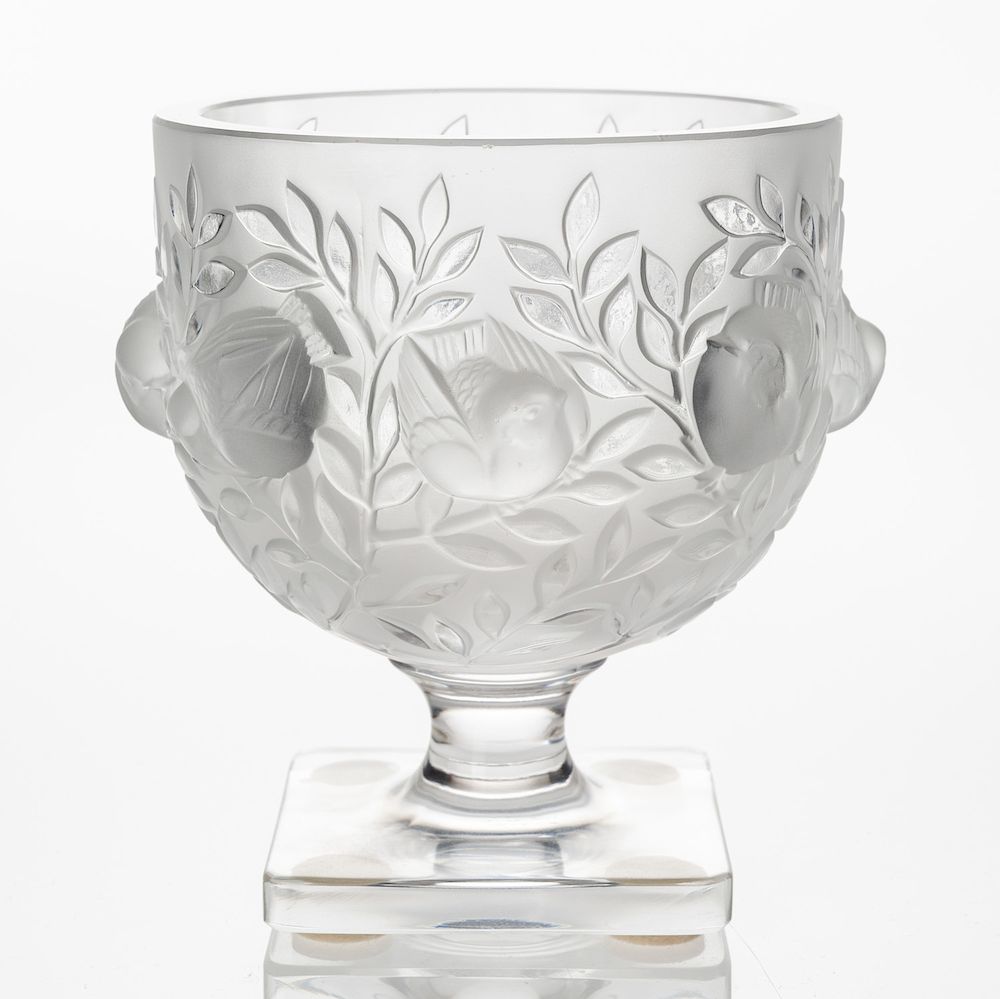 Appraisal: A LALIQUE 'MOINEAUX' VASE CIRCA S A LALIQUE 'MOINEAUX' VASE