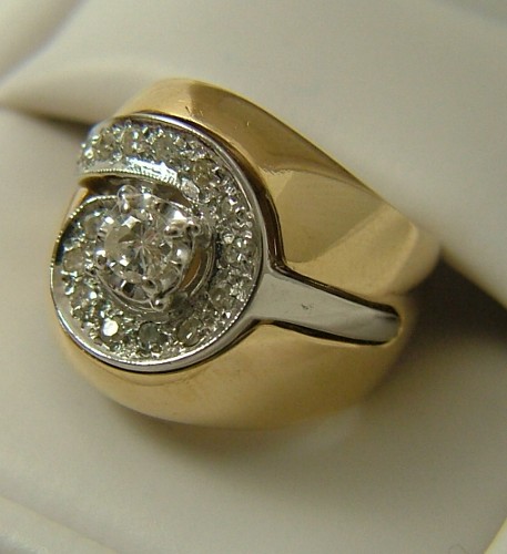 Appraisal: DIAMOND AND FOURTEEN KARAT GOLD RING The yellow and white