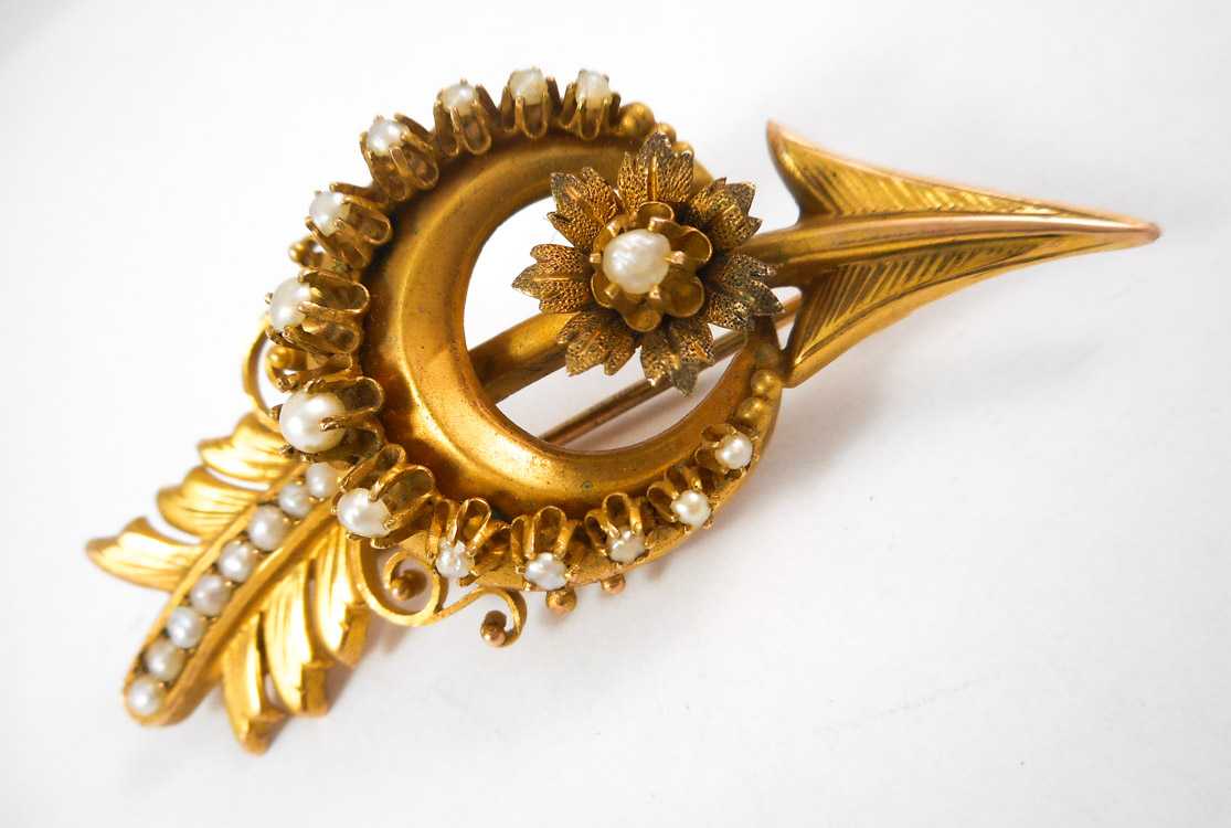 Appraisal: VICTORIAN FOURTEEN KARAT GOLD BROOCH The yellow gold crescent moon