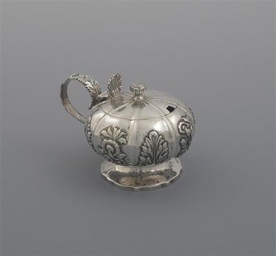 Appraisal: A George IV mustard pot with melon fluting and alternating