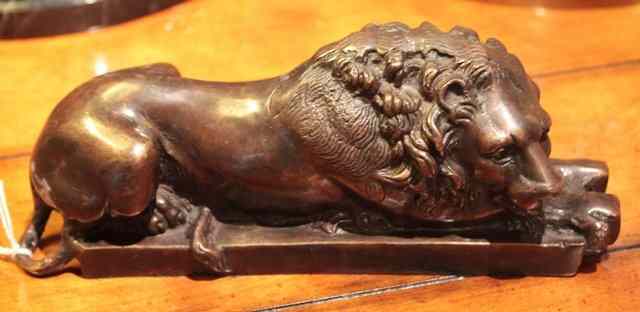 Appraisal: A SMALL BRONZE FIGURE of a resting lion after the