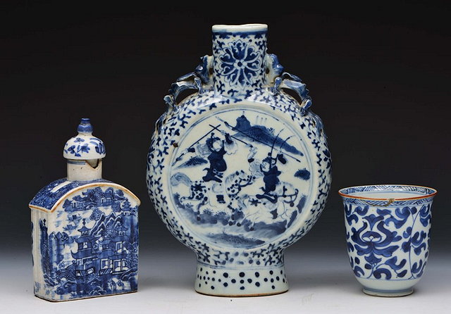 Appraisal: A CHINESE BLUE AND WHITE PORCELAIN MOON FLASK a blue