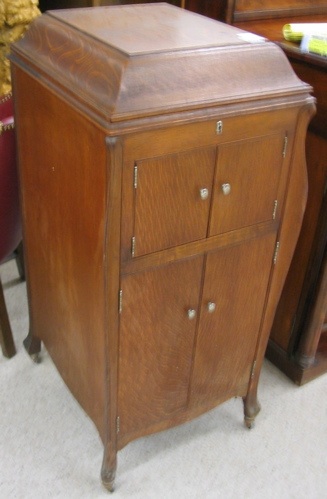 Appraisal: AN OAK CASED VICTROLA PHONOGRAPH Victor Talking Machine Co Camden