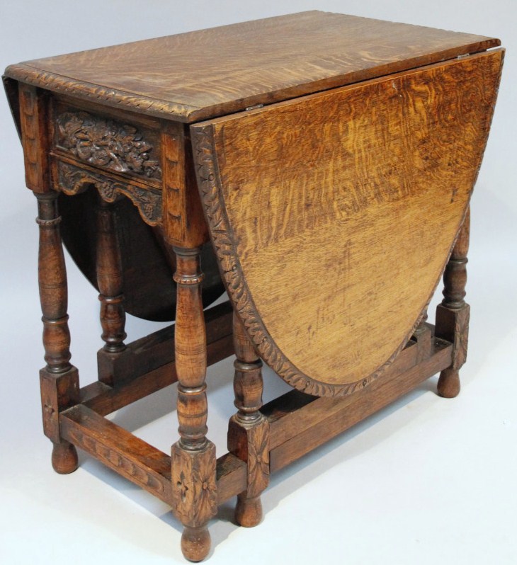 Appraisal: A thC Continental oak dropleaf gateleg table the D-end top