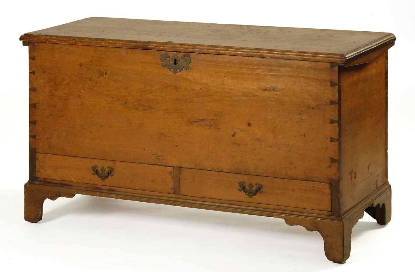 Appraisal: ANTIQUE AMERICAN LIFT-TOP BLANKET CHESTEarly th CenturyIn pine with dovetail