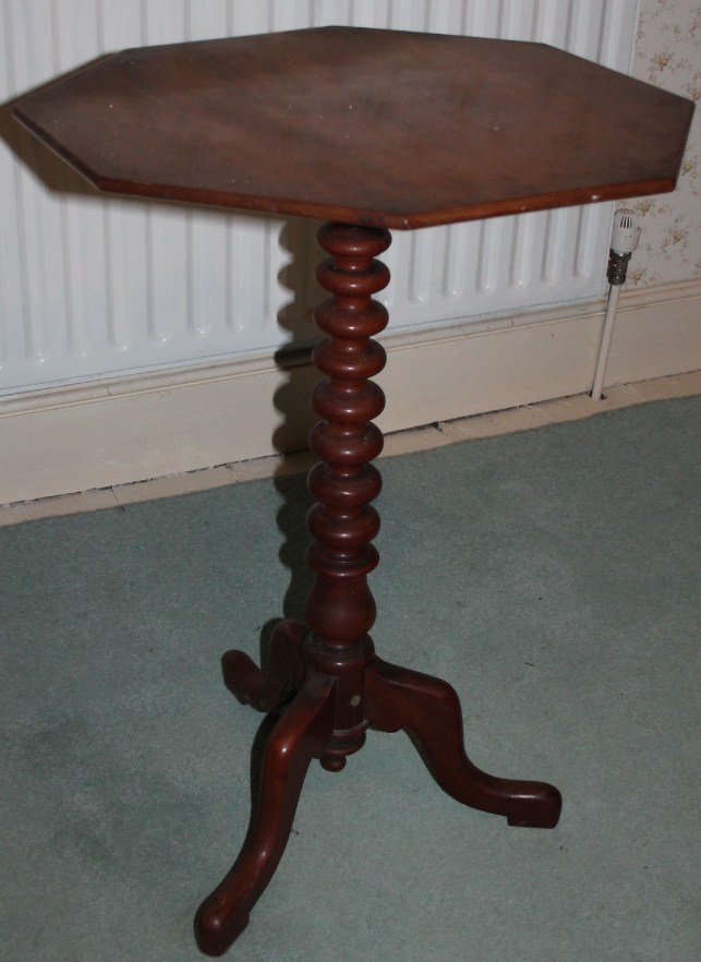 Appraisal: A Victorian mahogany tripod table with octagonal top and turned