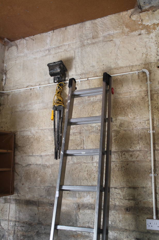 Appraisal: Aluminum extending ladder and v tripod light